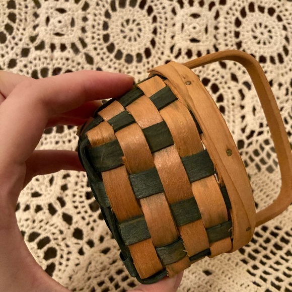 Small Checkered Pattern Basket - Picture 3 of 10
